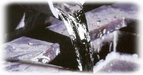 pouring aluminum